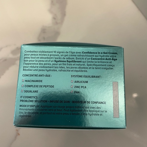 It cosmetics CONFIDENCE IN A GEL CREAM OIL-FREE MOISTURIZER - Picture 3 of 5